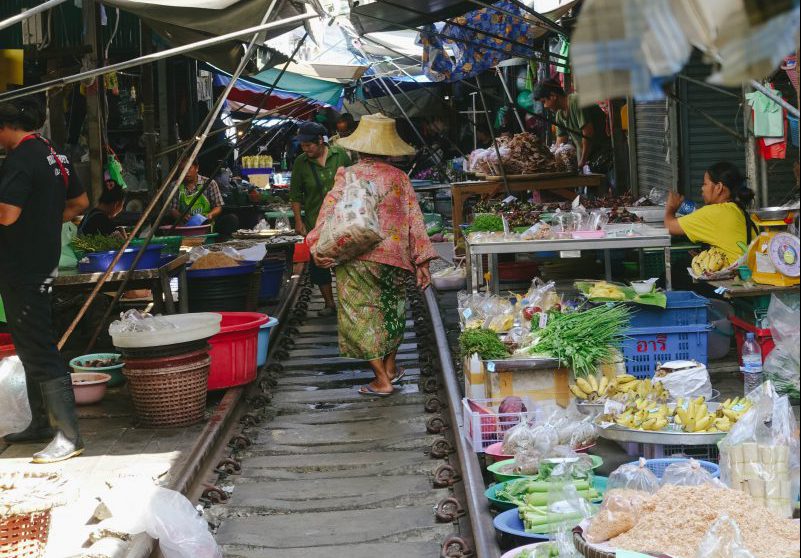 Mae Klong – Mit dem Zug durch den Markt